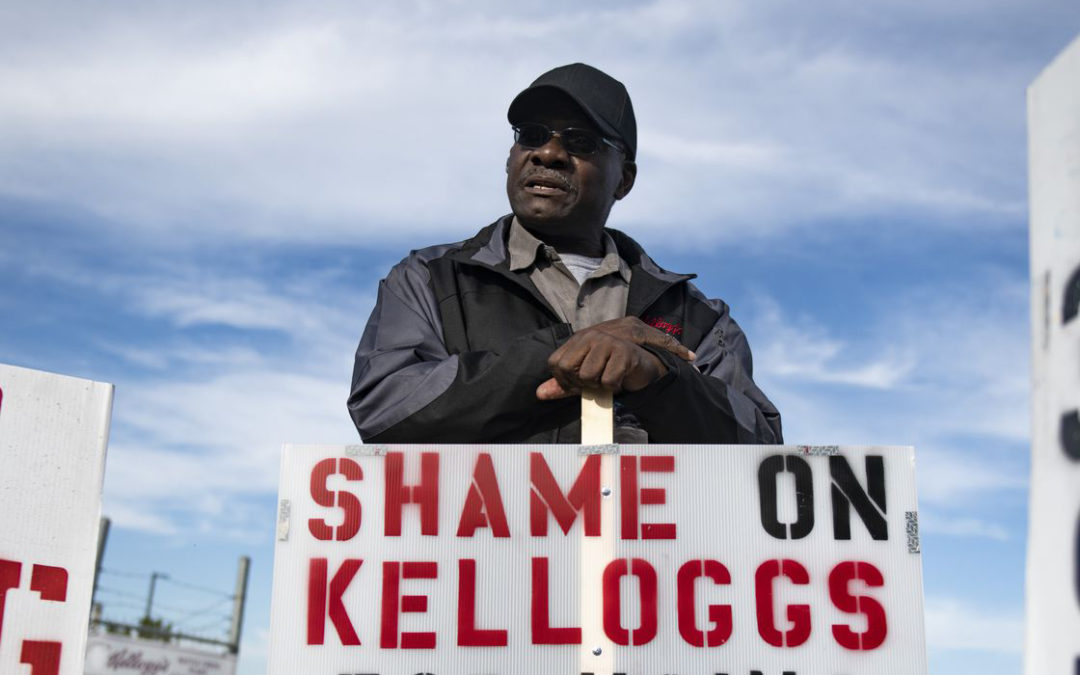 Larry Gamble, pickets with other union workers outside of the Kellogg's plant in Battle Creek, Michigan on Tuesday Oct. 20, 2021